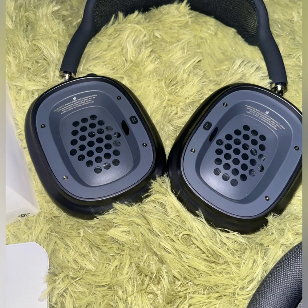 - Apple airpods max